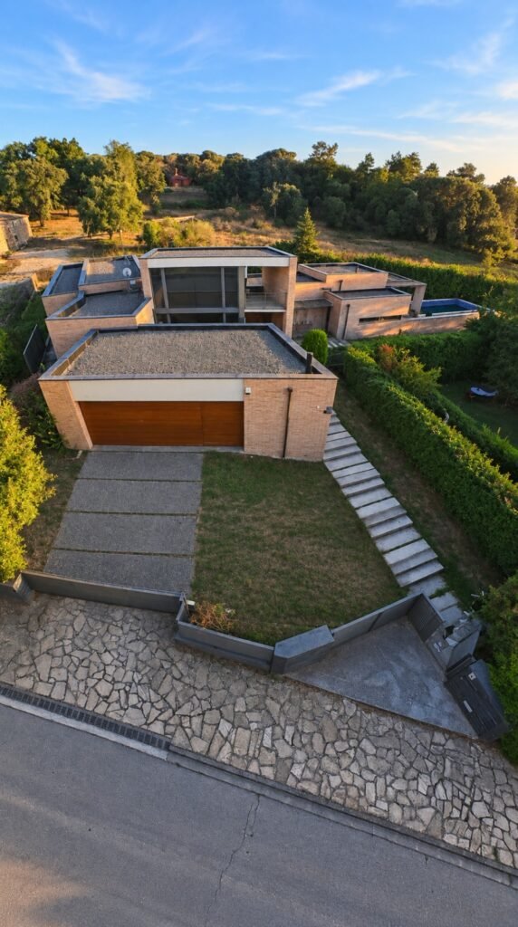VCI029, Seva — vista aèria diürna de la casa i el jardí / vista aérea diurna de la casa y el jardín