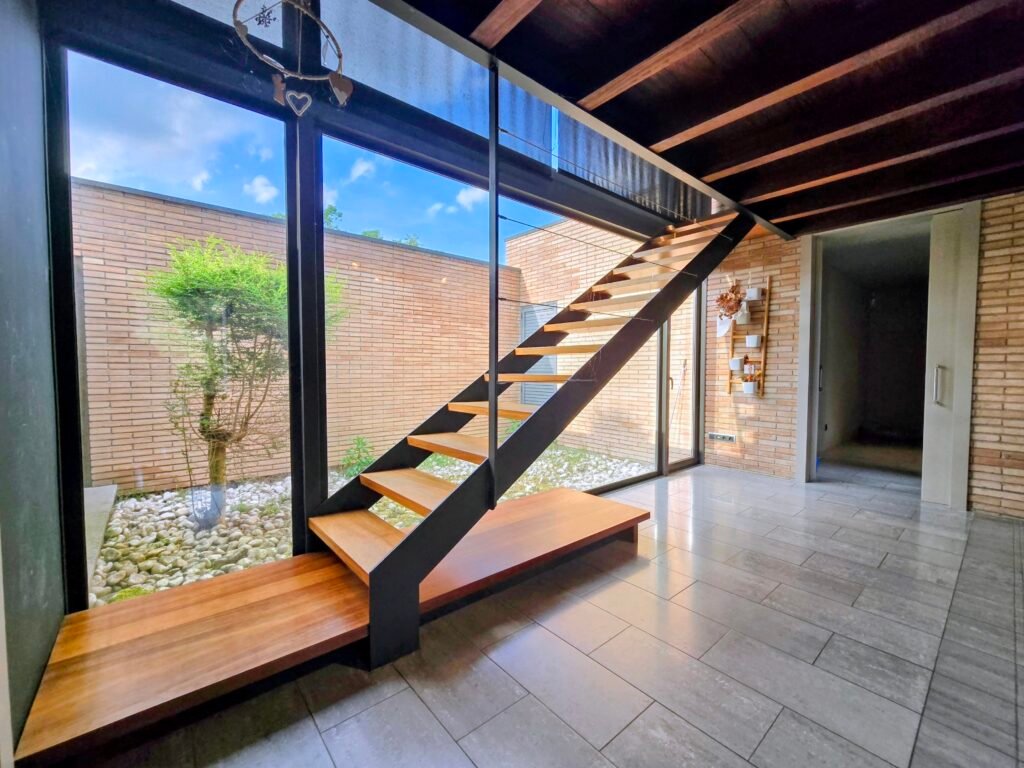 VCI029, Seva — escala interior al costat del pati envidrat / escalera interior junto al patio acristalado