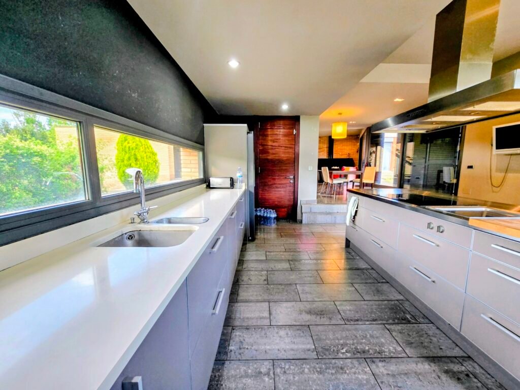 VCI029, Seva — cuina amb finestral i accés al menjador / cocina con ventanal y acceso al comedor