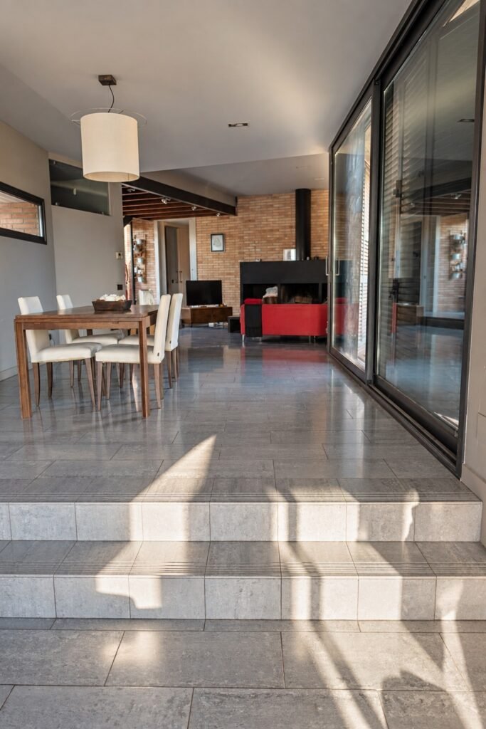 VCI029, Seva — menjador i sala amb llar de foc / comedor y salón con chimenea